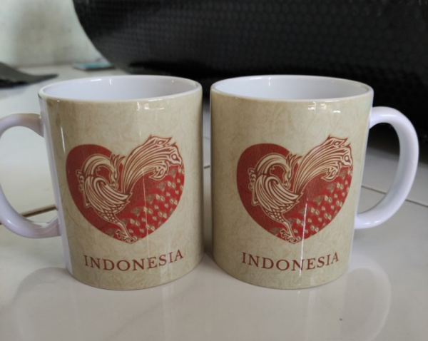 Mug dengan desain motif batik tradisional